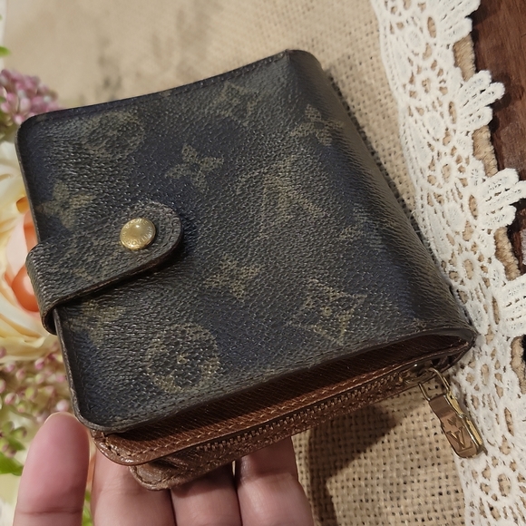‼️CLEARANCE SALE ‼️Authentic Louis Vuitton short compact wallet